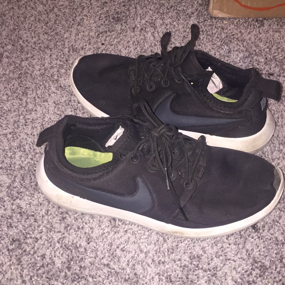 Black nike frees